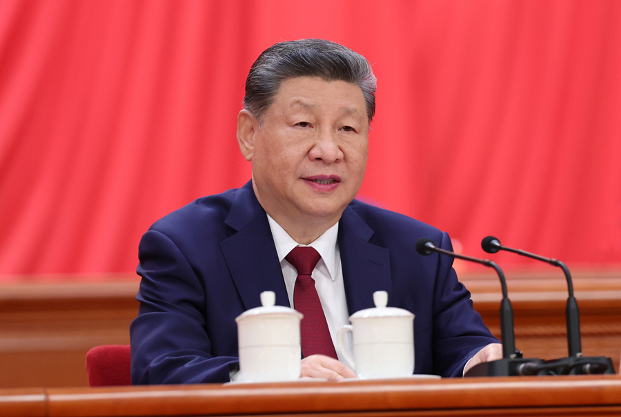小伙捡到疑似手雷赶紧上交