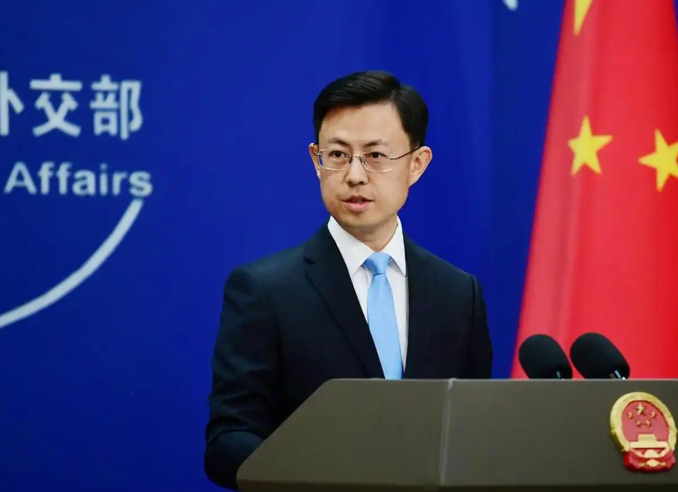 西安一轿车失控撞上公交站台