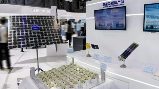 上海爷叔现身被大量股民围观
