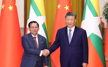 神十八乘组精心照料太空菜园