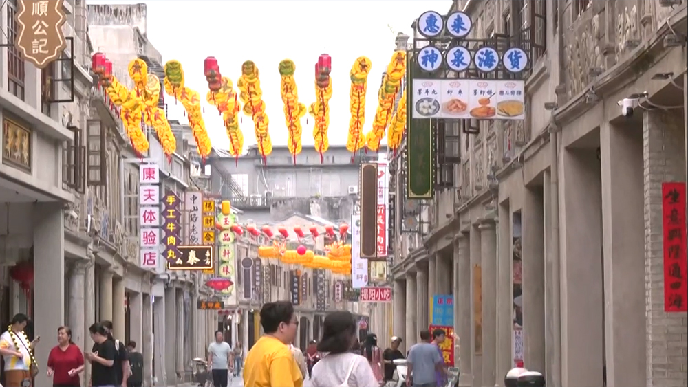 朴灿烈模仿向佐摸鼻梁动作