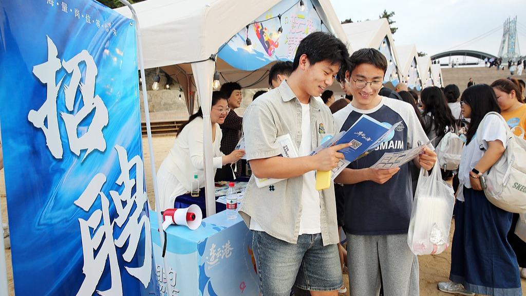 上海爷叔现身被大量股民围观